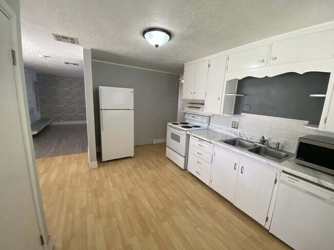 Building Photo - "Spacious 2-Bed, 2-Bath Townhome in Saint George"