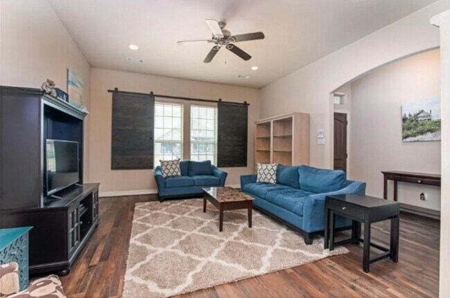 Building Photo - 607 Mallard Dr