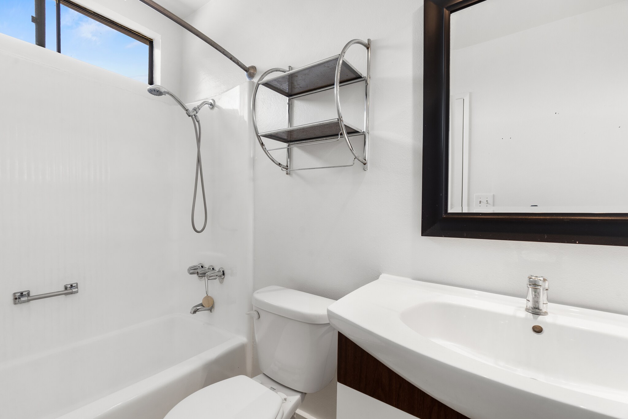 guest bathroom tub - 11100 Acama St