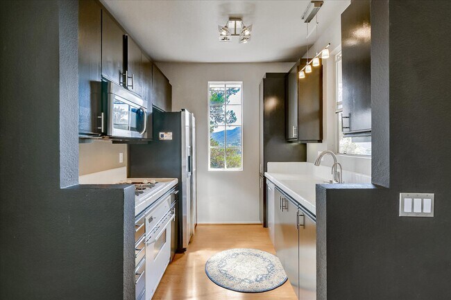 Building Photo - 10820 Sabre Hill Dr