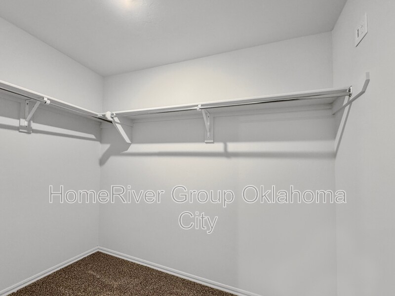 Building Photo - 1221 S Brk Dr