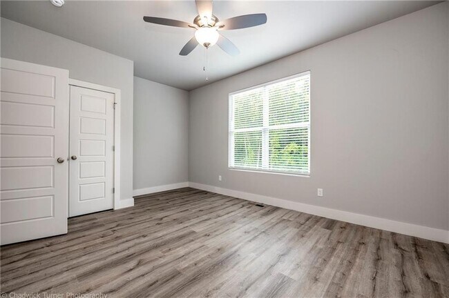 Building Photo - 1510 N Gregg Ave