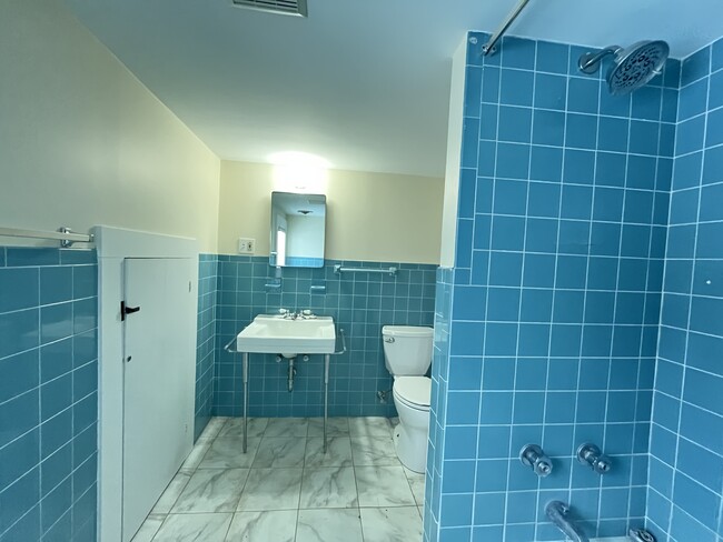 Building Photo - 410 Cider Hill Rd