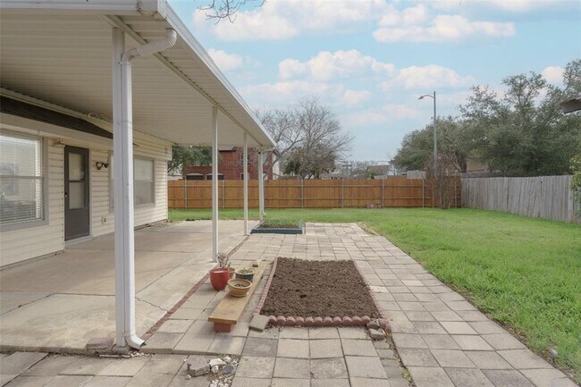 Building Photo - 2201 Broughton Ct