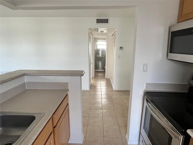 Building Photo - 5050 Bayview Dr