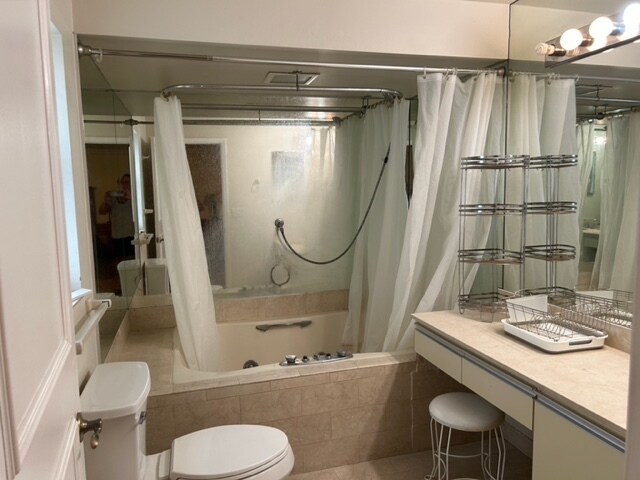 full size bathroom with tub & sshwoer - 600 NW 7th Ave