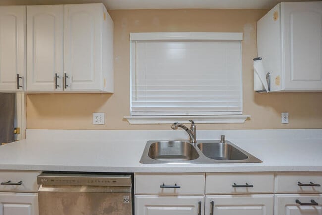 Building Photo - THREE BEDROOM HOUSE IN VANCOUVER