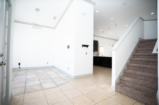 Building Photo - 546 Bloomingdale Dr