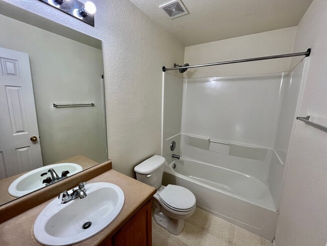Building Photo - Spacious 4 Bedroom Stetson Hills Home!