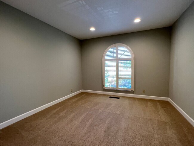 Building Photo - Chic Campbell End Unit Townhouse with 2 Bedrooms, Loft & 2.5 Baths