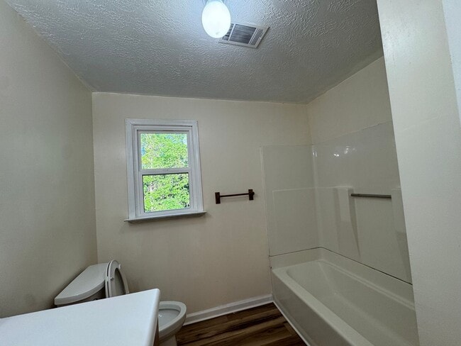 Building Photo - Well Maintained 3 Bedroom 2 Bath on a Private 1 Acre Lot