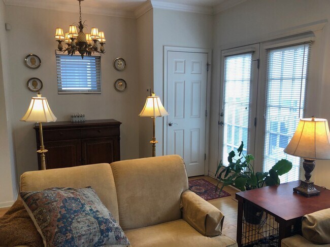 Family Room - 1604 W Edgewater Ave