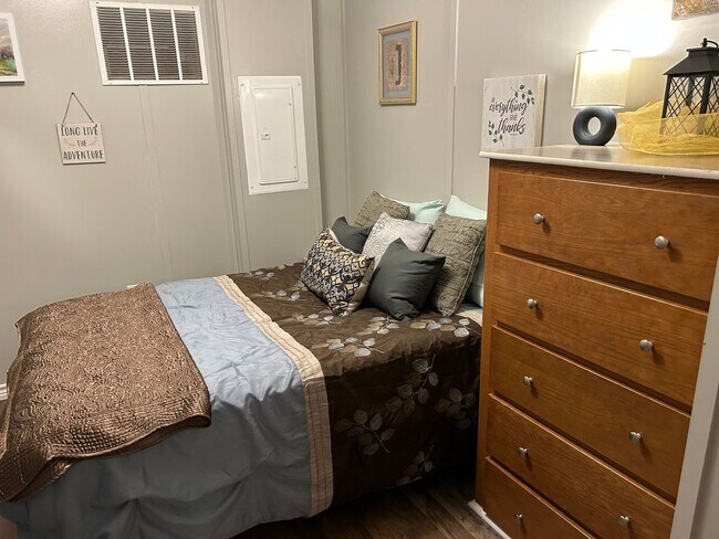 Building Photo - ALL BILLS PAID! COZY FURNISHED MOBILE HOME...