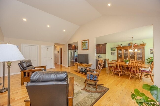 Building Photo - 105 Pine St