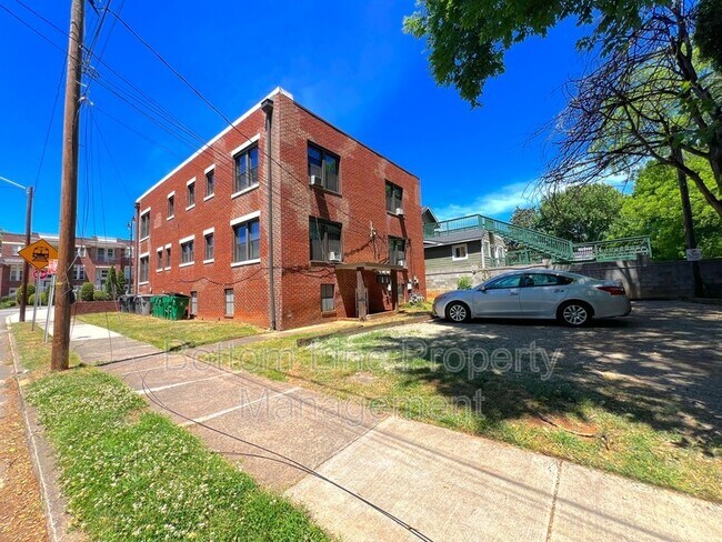 Building Photo - 600 Hawthorne Ln