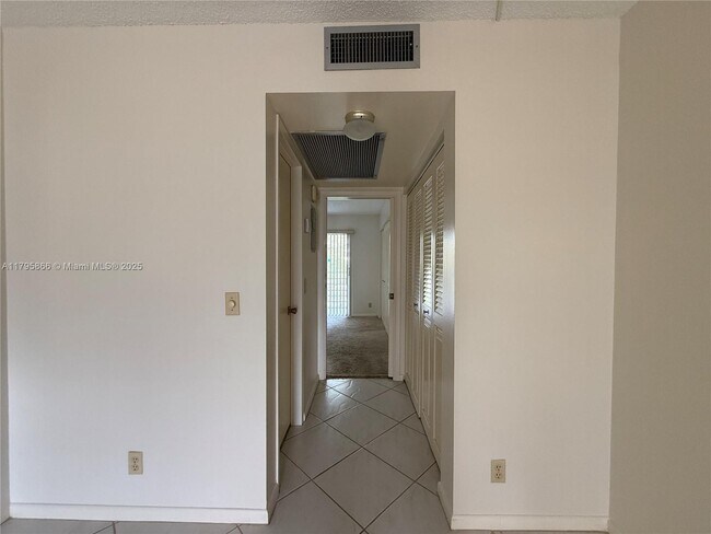 Building Photo - 447 Fanshaw K