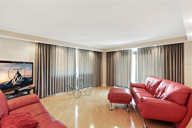 Building Photo - 400 E Colonial Dr