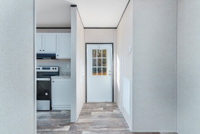 Building Photo - Huge 5 Bedroom 3 Bathroom Hastings Home Located w/ 1 Acre