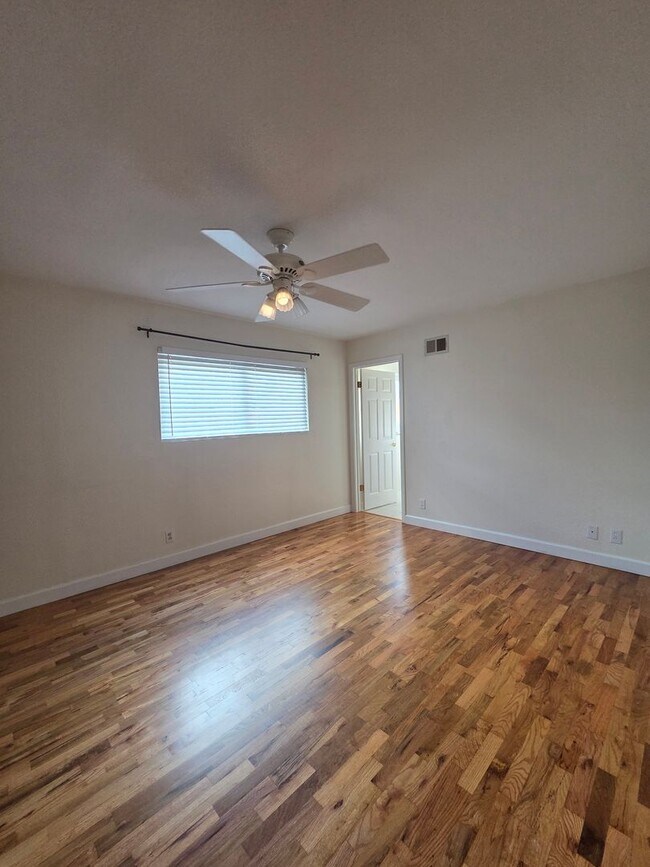 Building Photo - 3 bedroom 2 bath East Petaluma
