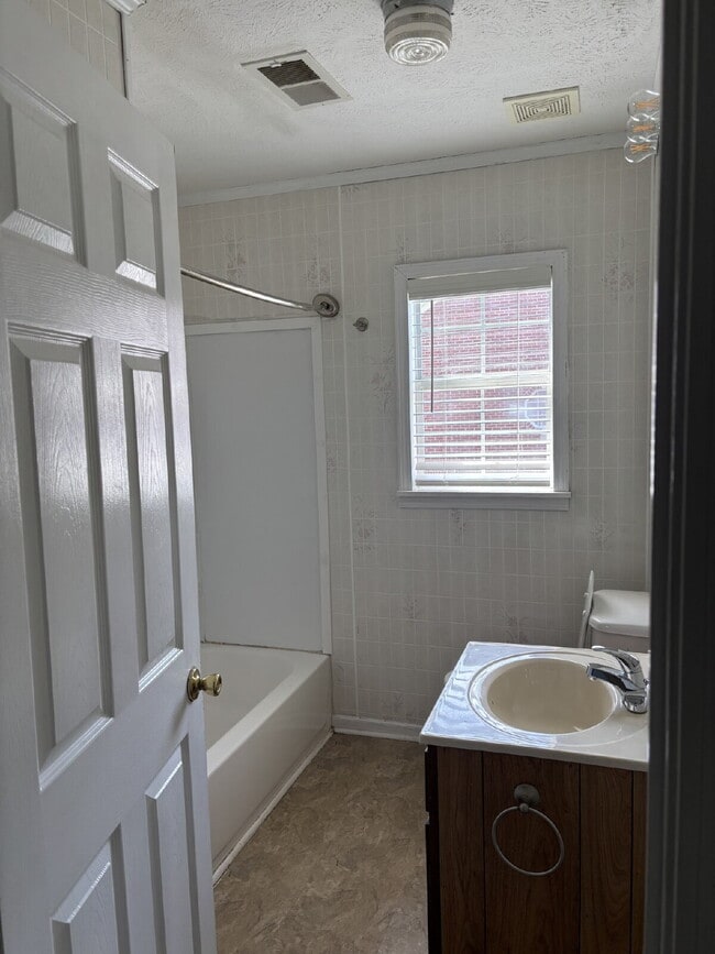 Building Photo - "Charming 2-Bedroom with Spacious Living in Henderson, TN!"