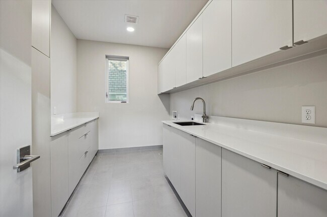 Building Photo - 2129 Quenby St