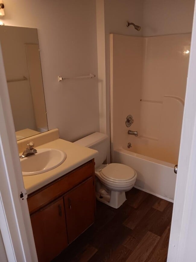 Building Photo - 606 Trakas Ave