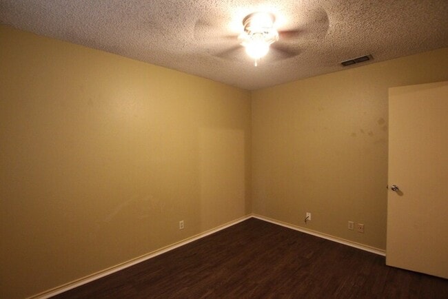 Building Photo - Spacious 2-Bedroom, 2-Bathroom Duplex with...