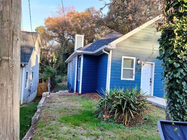 Building Photo - 929 N Grand Ave NW