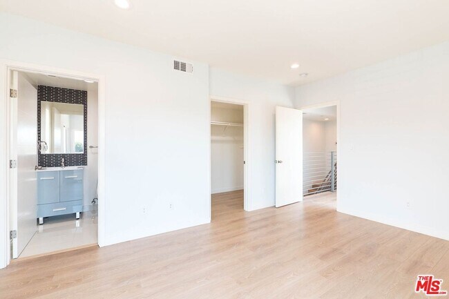 Building Photo - 758 1/2 N Ridgewood Pl