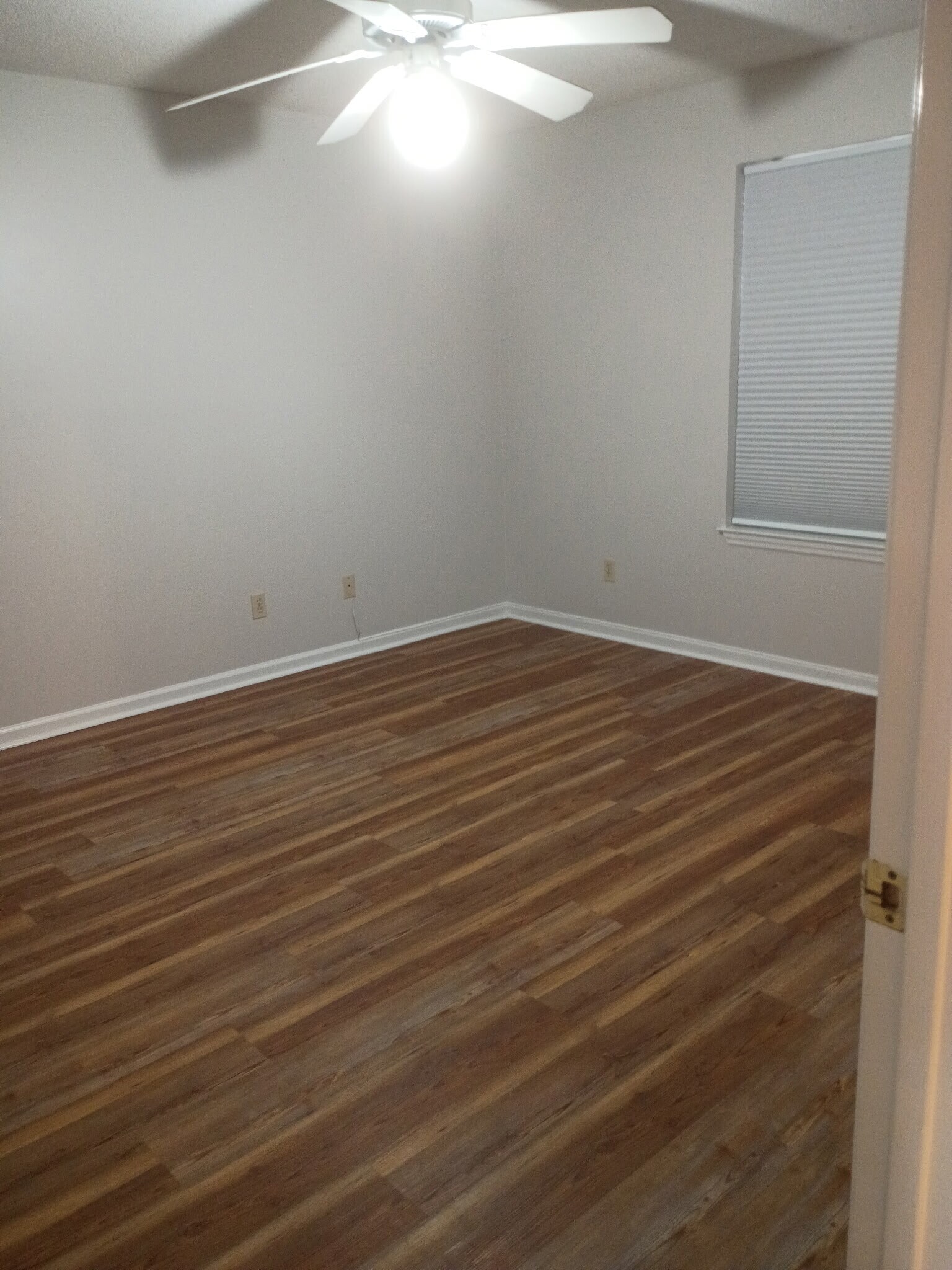 Building Photo - 211 Edgewater Rd