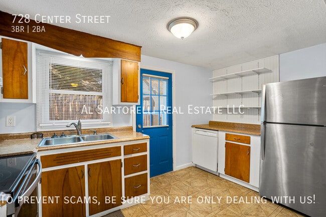 Building Photo - 728 Center St