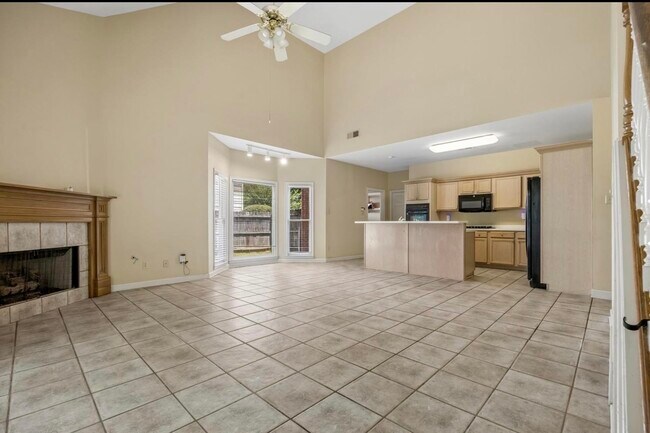Building Photo - 2033 W Houston Way