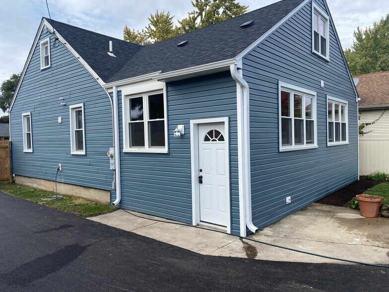 Building Photo - 9705 Oak Park Ave