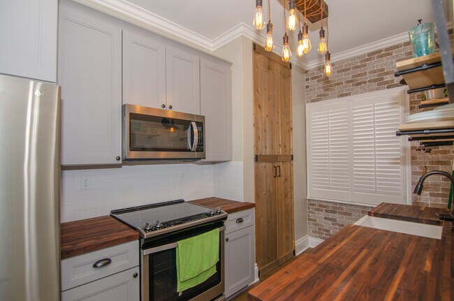 Building Photo - Melrose Landing Condo