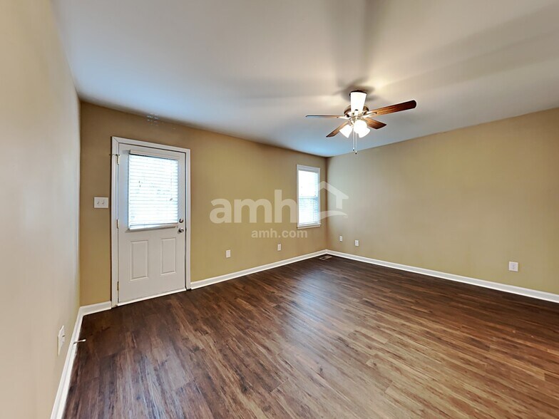 Building Photo - 4400 Oakshyre Way