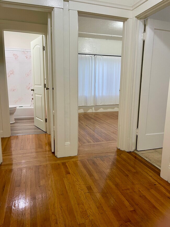 Building Photo - 564 53rd St