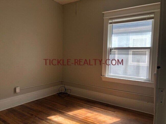 Building Photo - 376 Alexander St