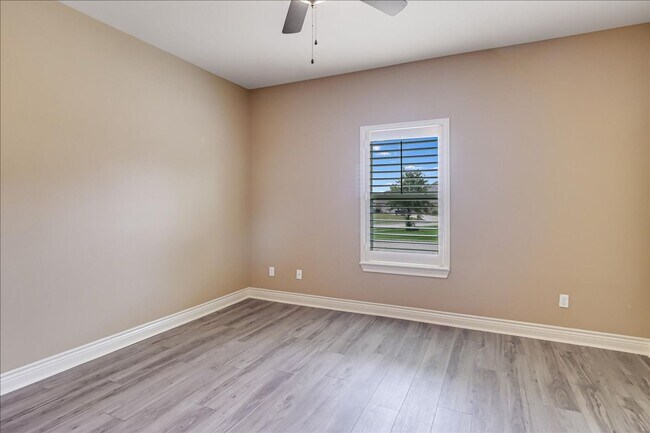 Building Photo - 6241 Lago Vista Dr