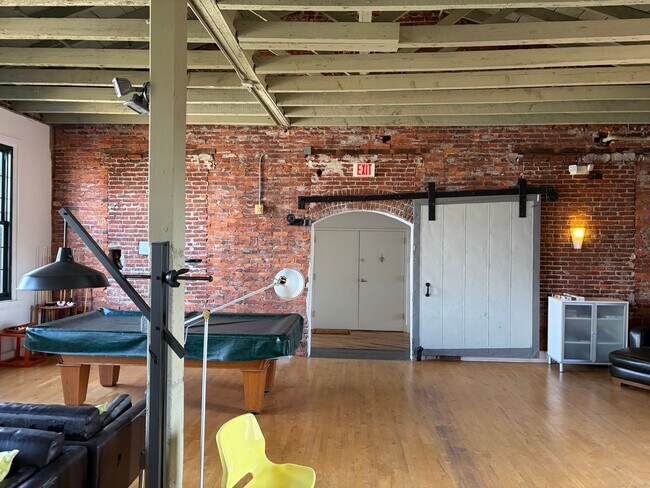 Building Photo - Sleek Manhattan Style Urban Condo Now Available in Byrne Lofts