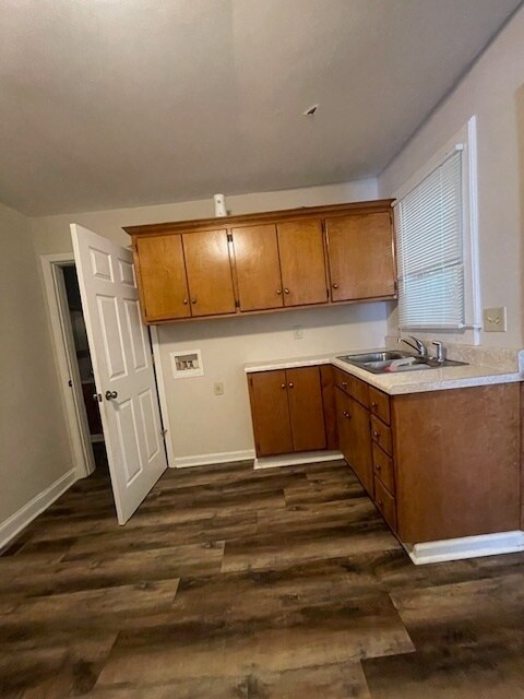 Building Photo - 2-bedroom 1 Bathroom