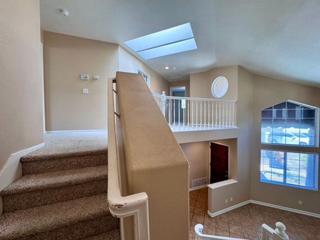 Building Photo - Spacious 4 Bedroom Home with Expansive Bac...