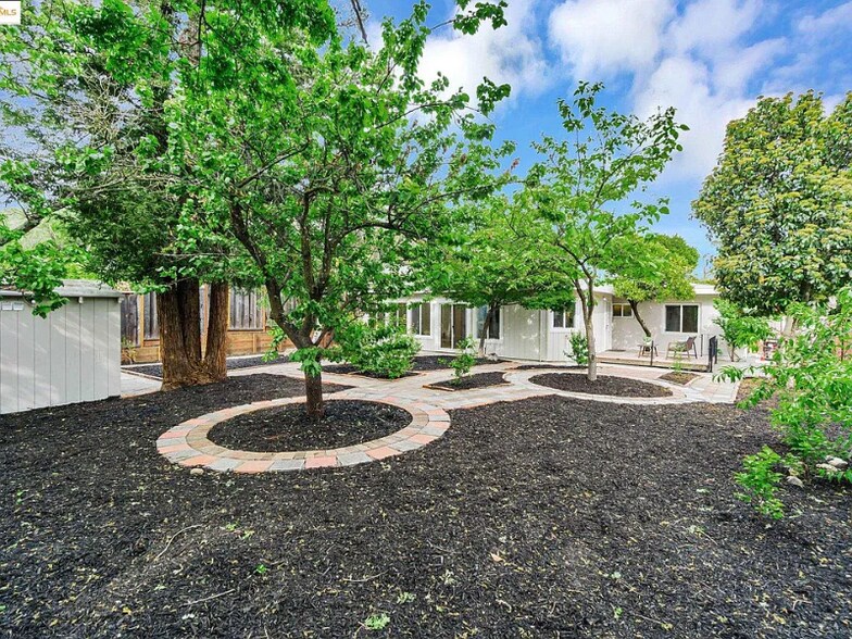 Building Photo - 1431 Sunset Loop