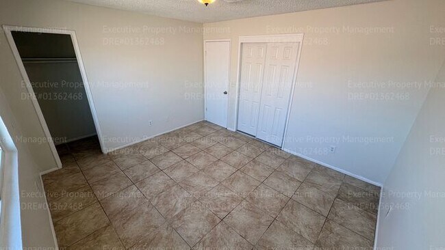 Building Photo - 2 bedroom 1.5 bathroom townhouse located in East Bakersfield Move In Special on Approved Credit