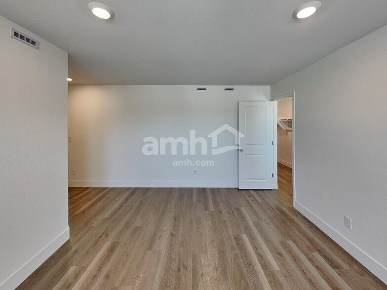 Building Photo - 9555 Harkes Dr