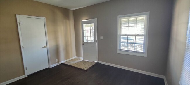 Building Photo - 1520 Lawn Ave