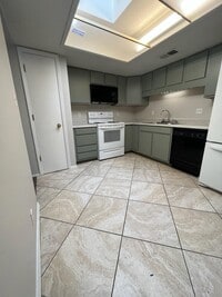 Building Photo - 805 Country Club Dr SE