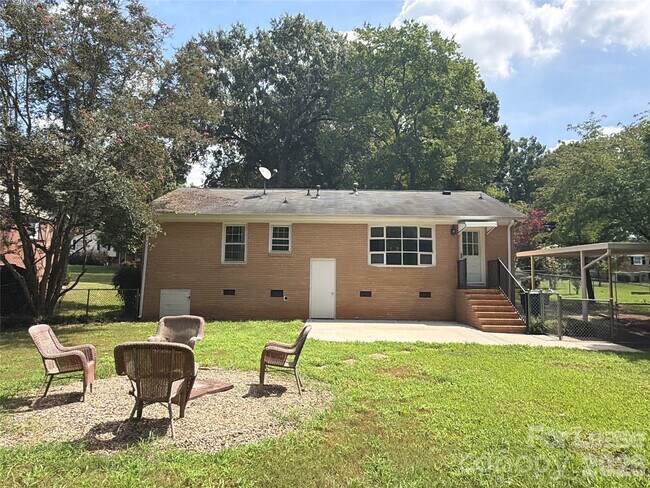 Building Photo - 1427 Churchill Dr