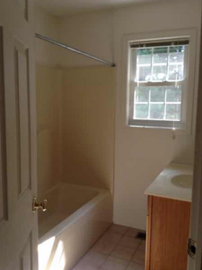 Building Photo - 3 bedroom, 2.5 bath Townhome