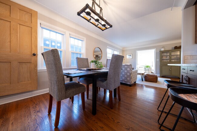 Building Photo - 2626 N Vincent Ave