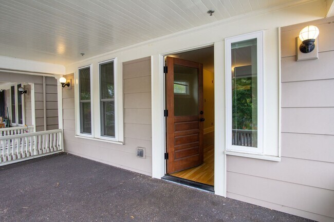 Building Photo - Gorgeous Top-Floor One-Bed with Amazing Balcony Space!